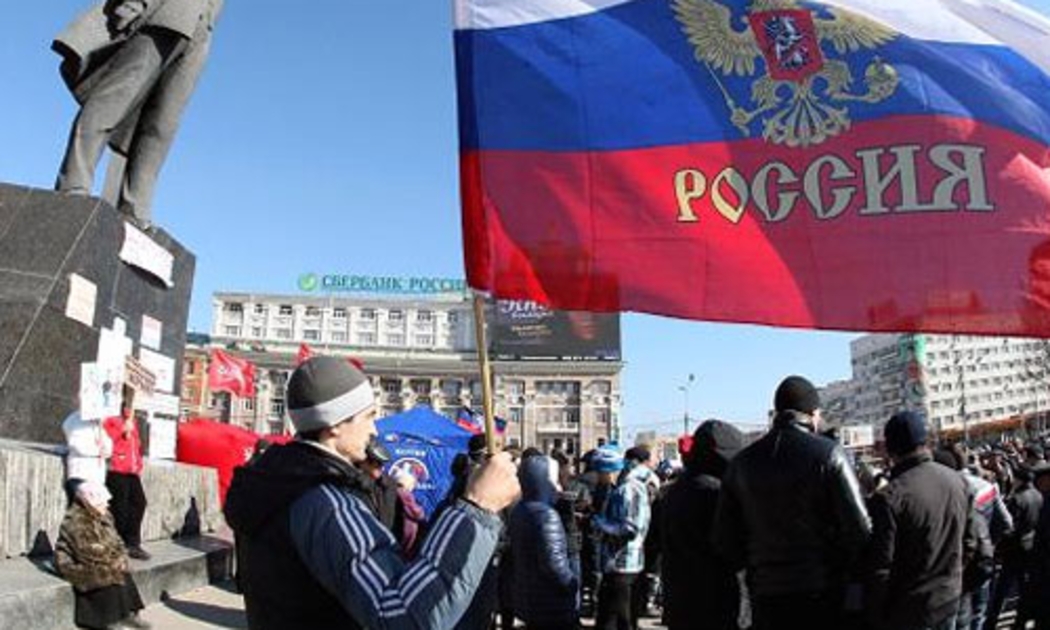 Một người biểu tình ở Donetsk, Ukraine giương cao cờ Nga. Những diễn biến mới nhất ở miền Đông Ukraine dẫn tới lo ngại về khả năng
 một kịch bản tương tự như trường hợp Crimea sẽ trở thành hiện thực - Ảnh: AFP/Getty.<br>