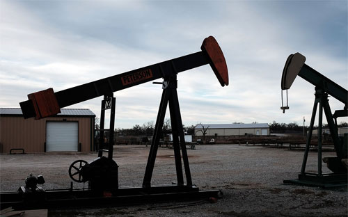 Các chuyên gia cảnh báo, thị trường thế giới vẫn đang dư thừa dầu và sẽ
 phải mất nhiều tháng trước khi việc số lượng giàn khoan giảm và các 
công ty dầu lửa cắt giảm đầu tư dẫn tới sản lượng dầu đi xuống - Ảnh: Getty/WSJ.<br>