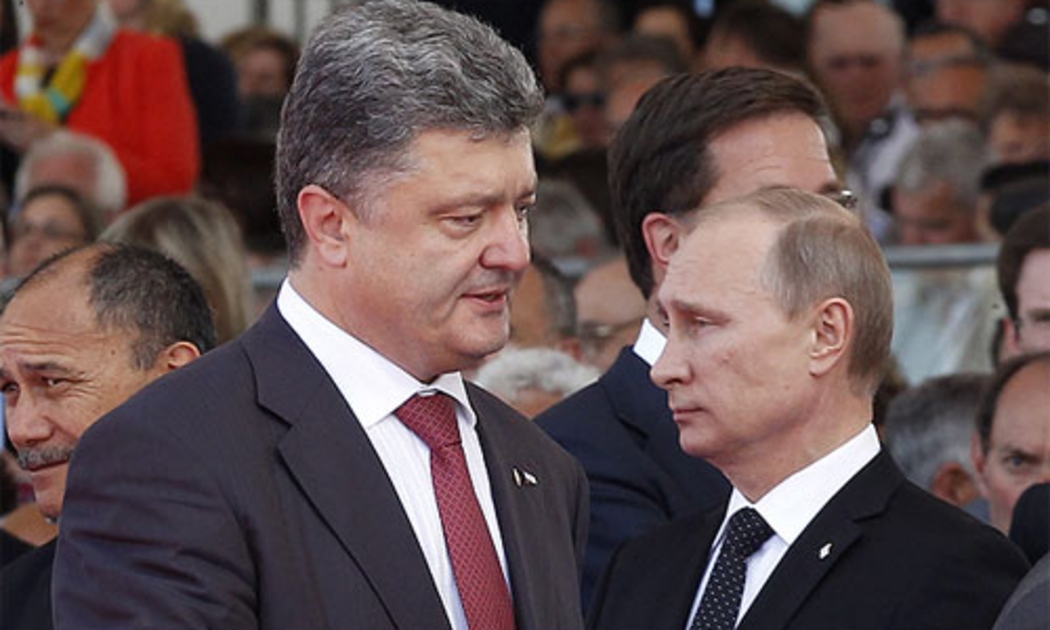 Tổng thống Ukraine Petro Poroshenko (trái) và Tổng thống Nga Vladimir Putin (phải) trong một lần gặp gỡ.<br>