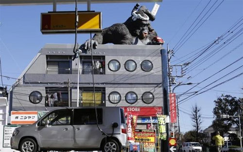 Bức tượng gorrila trên một tòa nhà đối diện một trạm xăng ở Tokyo, Nhật Bản vào ngày 9/1/2015 - Ảnh: Reuters.<br>
