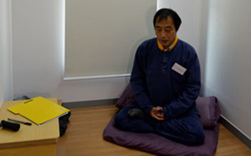 Bên trong một phòng tù giả ở Hongcheon, Hàn Quốc - Ảnh: WSJ.<br>