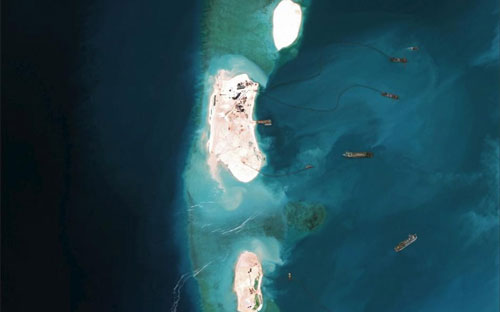 Một bức ảnh chụp từ vệ tinh do Trung tâm Nghiên cứu chiến lược và quốc tế (CSIS) có trụ sở ở Washington công bố ngày 9/4 cho thấy hoạt động khai hoang của Trung Quốc ở bãi Vành Khăn - Ảnh: CSIS/Reuters.<br>