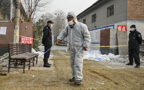 Các chuyên gia y tế Trung Quốc xử lý vùng dịch cúm gia cầm ở tỉnh Hà Bắc nước này - Ảnh: Reuters.<br>