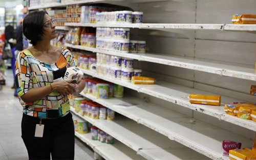 Không chỉ đắt, hàng tiêu dùng ở Venezuela còn khan hiếm do nước này thiếu ngoại tệ để nhập khẩu hàng hóa - Ảnh: Reuters.<br>