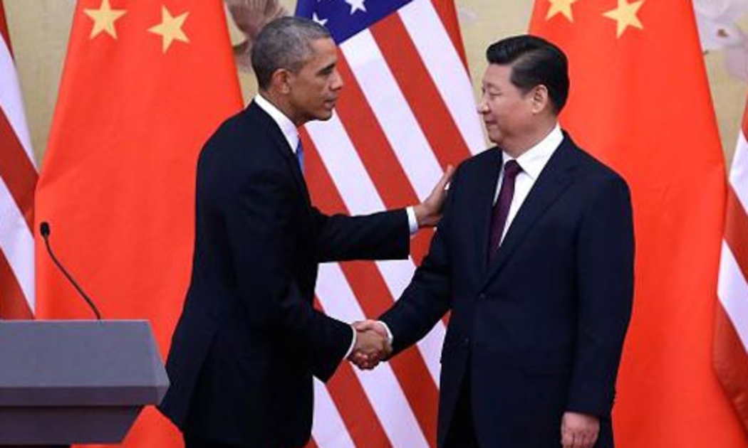 Tổng thống Mỹ Barack Obama (trái) và Chủ tịch Trung Quốc Tập Cận Bình tại hội nghị thượng đỉnh Diễn đàn Hợp tác kinh tế châu Á-Thái Bình Dương (APEC) lần thứ 22 - Ảnh: Getty.<br>