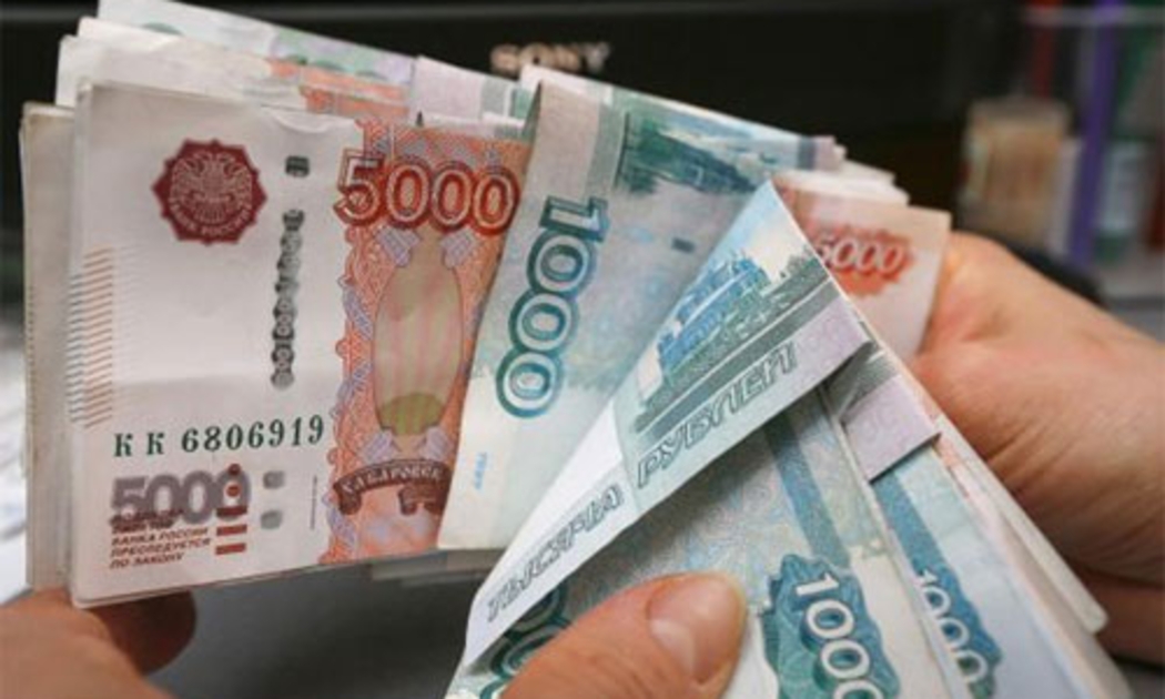 Trong phiên giao dịch ngày thứ Sáu, đồng Rúp có lúc lên mức cao nhất 
trong hơn 3 tuần, nhưng đã quay đầu giảm trở lại ngay sau đó - Ảnh: Reuters.<br>