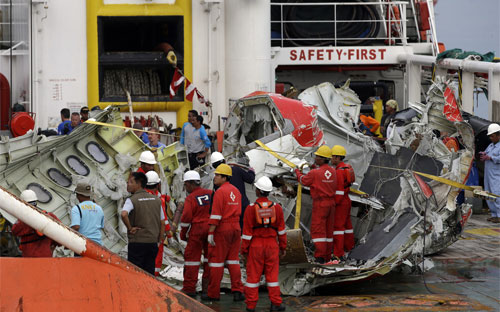 Mảnh vỡ máy bay AirAsia được đưa lên từ biển Java - Ảnh: AP/WSJ.<br>