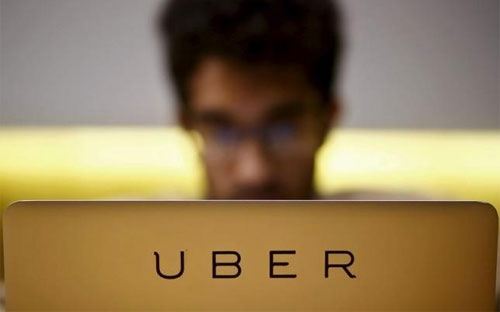 Một nhân viên của Uber làm việc trong văn phòng của công ty này ở New Dehli, Ấn Độ ngày 24/4/2015 - Ảnh: Reuters.<br>