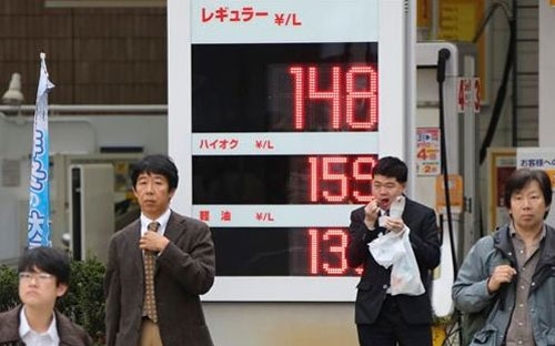 Giá dầu tính bằng đồng USD đã giảm sâu, nhưng đồng Yên Nhật đang tiếp 
tục xuống giá, khiến giá dầu tính bằng đồng Yên giảm chậm hơn.