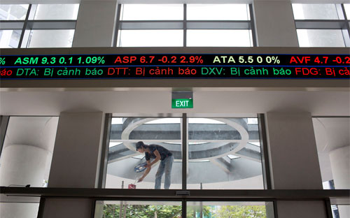 Khối ngoại đã mua ròng trên thị trường chứng khoán Việt Nam 9 năm liên 
tiếp và có thể sẽ có cơ hội tăng nắm giữ nếu Chính phủ Việt Nam nới lỏng
 trần hạn chế sở hữu đối với các cổ đông nước ngoài - Ảnh: Bloomberg.<br>