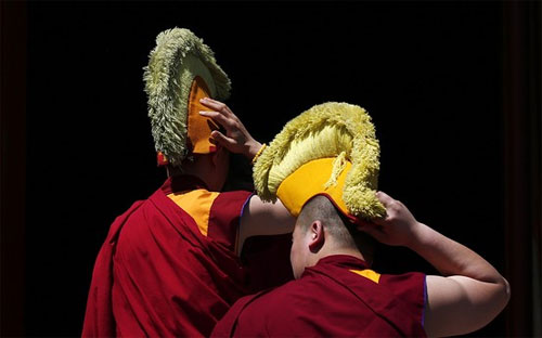 Sư giả không còn là chuyện mới ở Trung Quốc. Ảnh chỉ có tính chất minh họa - Nguồn: Reuters/WSJ.<br>