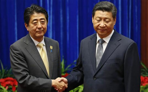 Thủ tướng Nhật Bản Shinzo Abe (trái) và Chủ tịch Trung Quốc Tập Cận Bình (phải) trong cuộc gặp tại Bắc Kinh hôm nay (10/11) - Ảnh: Reuters.<br>