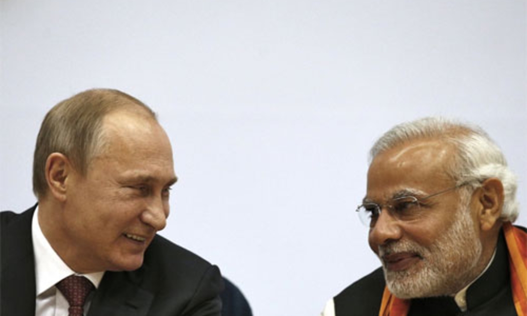 Tổng thống Nga Vladimir Putin (trái) và Thủ tướng Ấn Độ Narendra Modi tại New Delhi ngày 11/12 - Ảnh: Reuters/BI.<br>