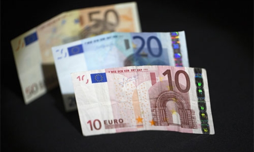 Vì sao Euro rớt giá mạnh so với USD?