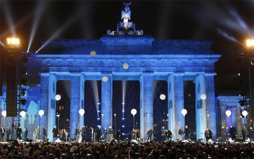 Những quả bóng trắng được thả lên trời trong lễ kỷ niệm 25 ngày sụp đổ bức tường Berlin - Ảnh: Reuters.<br>