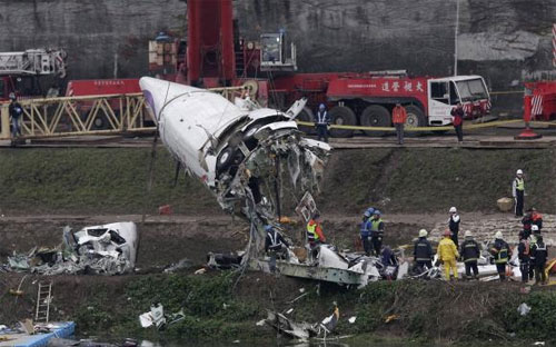 Mảnh vỡ của máy bay TransAsia gặp nạn được trục vớt ở Đài Bắc ngày 5/2 - Ảnh: Reuters.<br>