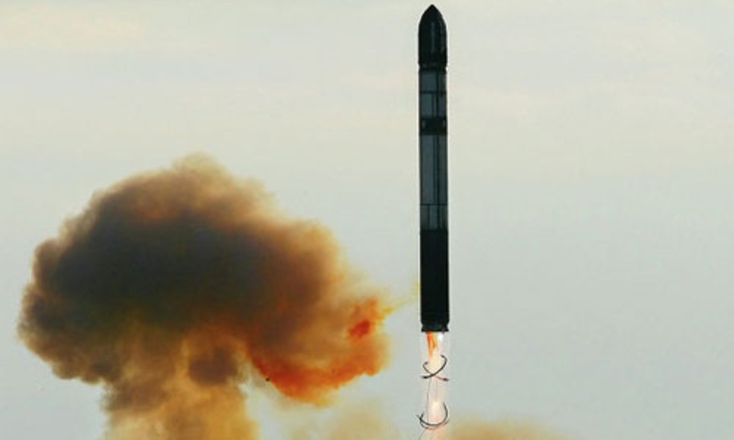 Một tên lửa đạn đạo RS-20 Voyevoda (SS-18 Satan) - Ảnh: RIA Novosti.<br>