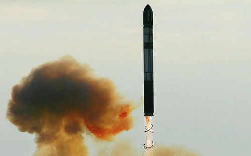 Một tên lửa đạn đạo RS-20 Voyevoda (SS-18 Satan) - Ảnh: RIA Novosti.<br>