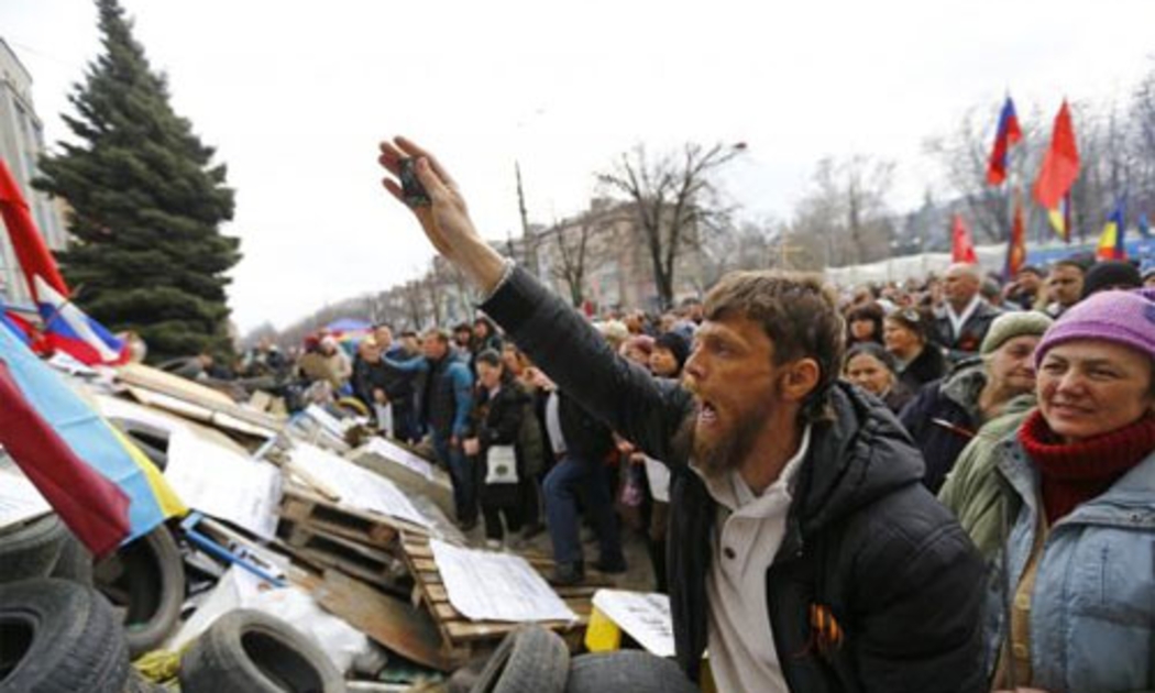 Người biểu tình đòi ly khai ở Luhansk, một thành phố miền Đông Ukraine, ngày 14/4 - Ảnh: Reuters.<br>