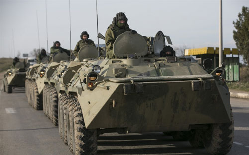 Binh lính, được cho là của Nga, ở Crimea hôm 10/3 - Ảnh: Reuters.<br>