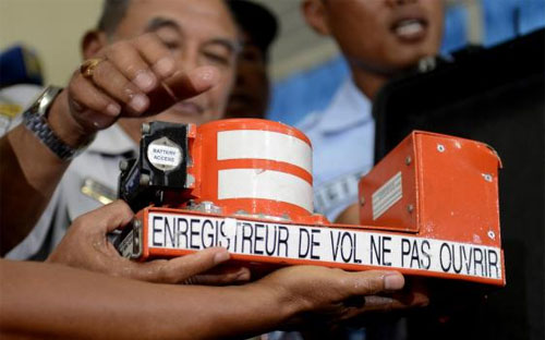 Bộ ghi âm buồng lái của máy bay AirAsia gặp nạn được trục vớt hôm 13/1 - Ảnh: Reuters.<br>