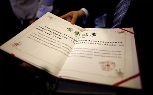 Một giấy chứng nhận giải thưởng Khổng Tử - Ảnh: AP/WSJ.<br>