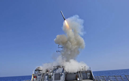 Cuộc không kích do Mỹ dẫn đầu ở Syria đánh dấu một bước ngoặt trong cuộc chiến tranh chống lại IS - Ảnh: USNavy.<br>