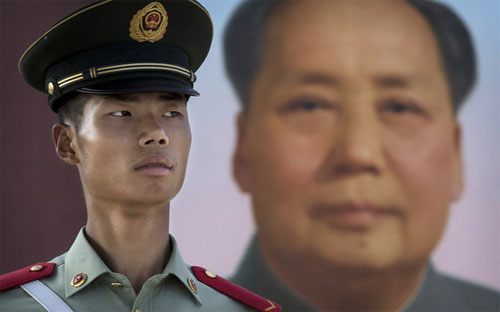 Một sỹ quan Trung Quốc đứng gác bên ngoài Tử cấm thành - Ảnh: Getty.<br>