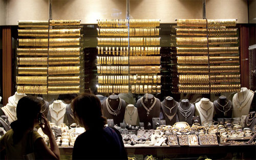 Bên trọng một cửa hiệu nữ trang ở Istanbul, Thổ Nhĩ Kỳ - Ảnh: Bloomberg.<br>