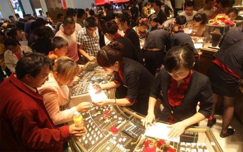 Nhiều người Trung Quốc mua vàng nữ trang để đầu tư thay vì để đeo, bởi 
thế các loại nữ trang vàng loại 24K chiếm ưu thế trên thị trường.