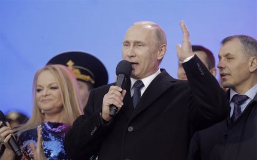 Đứng trước dòng người hô vang “nước Nga, nước Nga” bên ngoài điện 
Kremlin, Tổng thống Puin nói, người Nga và người Ukraine là “một dân 
tộc” - Ảnh: Reuters.<br>