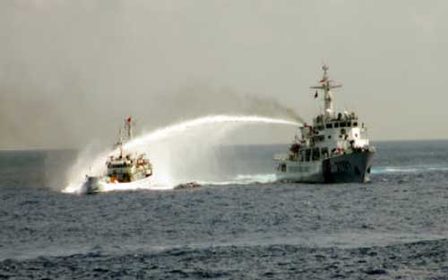 Tàu Trung Quốc phun vòi rồng tấn công tàu Việt Nam - Ảnh: AP.<br>