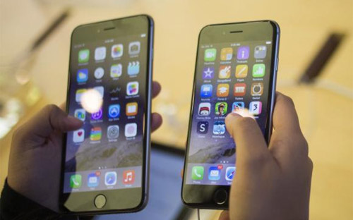Một chiếc iPhone 6 (phải) và một chiếc iPhone 6 Plus - Ảnh: Reuters.<br>