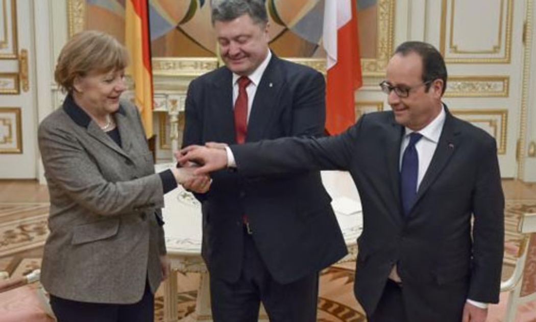 Từ trái qua: Thủ tướng Đức Angela Merkel, Tổng thống Ukraine Petro Poroshenko, và Tổng thống Pháp Francois Hollande tại Kiev ngày 5/2 - Ảnh: Reuters.<br>