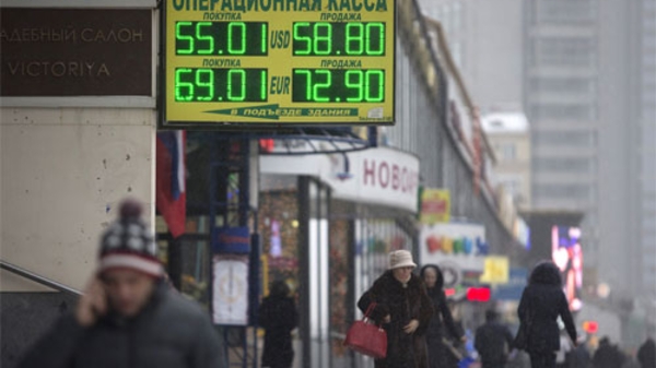 Hơn 60 Rúp mới đổi được 1 USD, Nga tăng mạnh lãi suất