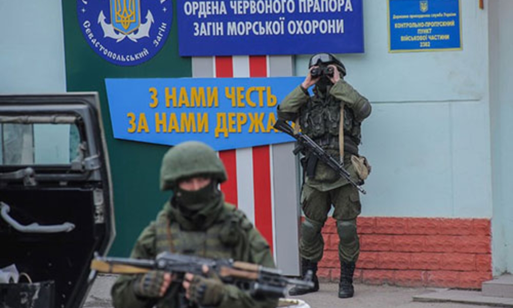 Những tay súng không rõ danh tính đang kiểm soát nhiều khu vực ở bán đảo Crimea của Ukraine - Ảnh: AP.<br>