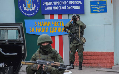 Những tay súng không rõ danh tính đang kiểm soát nhiều khu vực ở bán đảo Crimea của Ukraine - Ảnh: AP.<br>