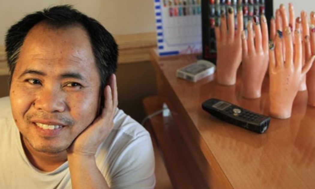 Anh Huy Van, một người Việt làm chủ tiệm nail ở Miami, Mỹ - Ảnh: Miami Herald.<br>