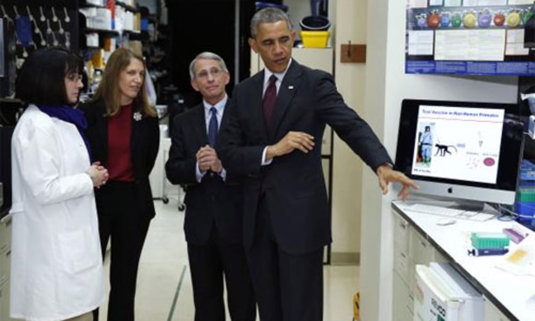Tổng thống Mỹ Barack Obama (phải) tới thăm Viện nghiên cứu Y tế Quốc gia (NIH) ngày 2/12 - Ảnh: Reuters.<br>