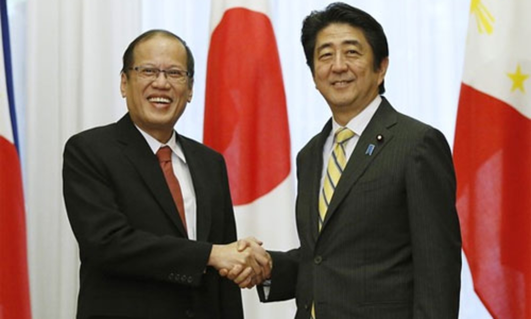 Tổng thống Philippines Benigno Aquino (trái) và Thủ tướng Nhật Shinzo Abe - Ảnh: AFP/Getty.<br>