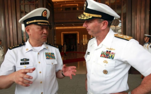 Đô đốc Wu Shengli của Trung Quốc (trái) và đô đốc  Jonathan Greenert của Mỹ (phải) trong một cuộc gặp - Ảnh: Reuters.<br>