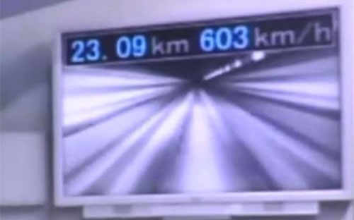 Màn hình cho thấy tốc độ của đoàn tàu đệm từ thử nghiệm của Nhật đạt vận tốc kỷ lục thế giới 603 km/h - Ảnh: Bloomberg.<br>