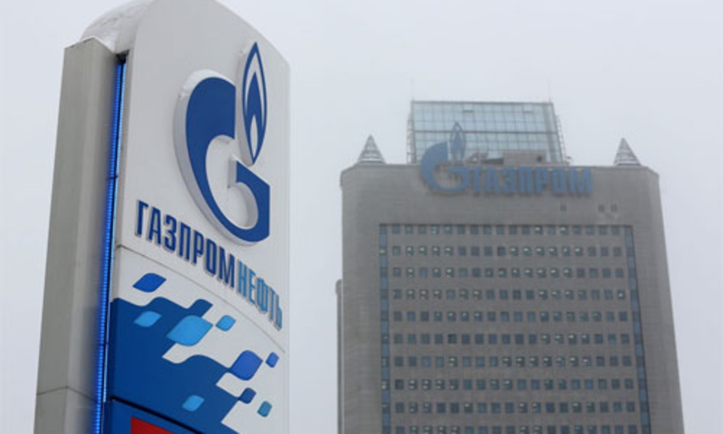 Logo của Gazprom trên một trạm khí đốt gần tòa nhà trụ sở của tập đoàn này ở Moscow, Nga - Ảnh: Bloomberg.<br>