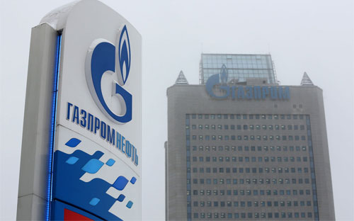 Logo của Gazprom trên một trạm khí đốt gần tòa nhà trụ sở của tập đoàn này ở Moscow, Nga - Ảnh: Bloomberg.<br>