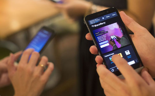 Người tiêu dùng không mấy mặn mà với các dòng điện thoại màn hình cảm ứng của BlackBerry - Ảnh: Bloomberg.<br>