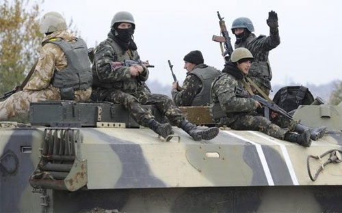 Binh sỹ chính phủ Ukraine ở thành phố cảng quan trọng Mariupol - Ảnh: AFP.<br>