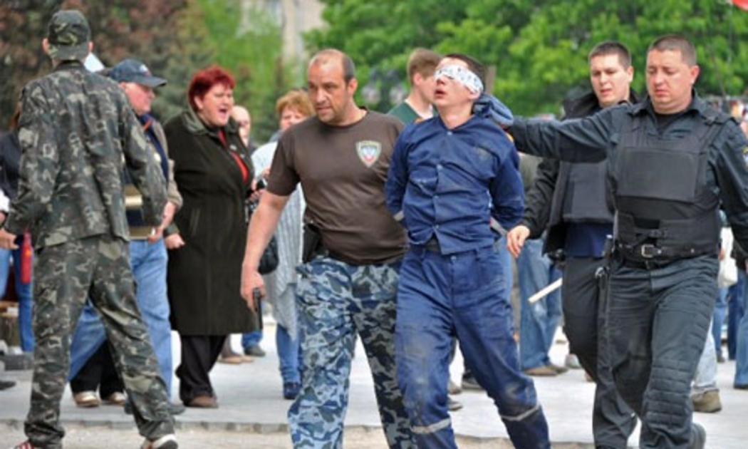 Một người đàn ông bị các phần tử thân Nga áp giải ở Donetsk thuộc miền Đông Ukraine ngày 5/5 - Ảnh: AFP/Getty.<br>