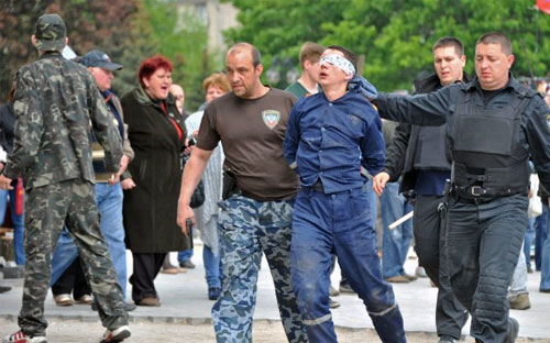 Một người đàn ông bị các phần tử thân Nga áp giải ở Donetsk thuộc miền Đông Ukraine ngày 5/5 - Ảnh: AFP/Getty.<br>