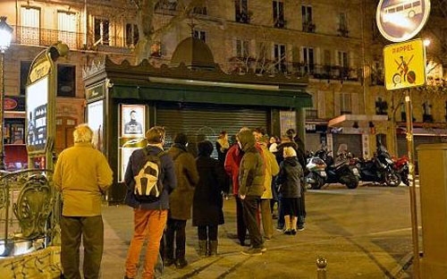 Người Pháp xếp hàng mua tờ Charlie Hebdo số mới nhất ngày 14/1 - Ảnh: Getty.<br>