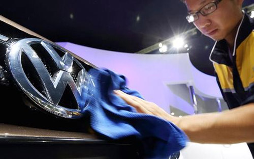 Các hãng xe nước ngoài bắt buộc phải thành lập liên doanh ở Trung Quốc. 
Volkswagen có cổ phần 30% trong liên doanh FAW-Volkswagen - Ảnh: Reuters.<br>